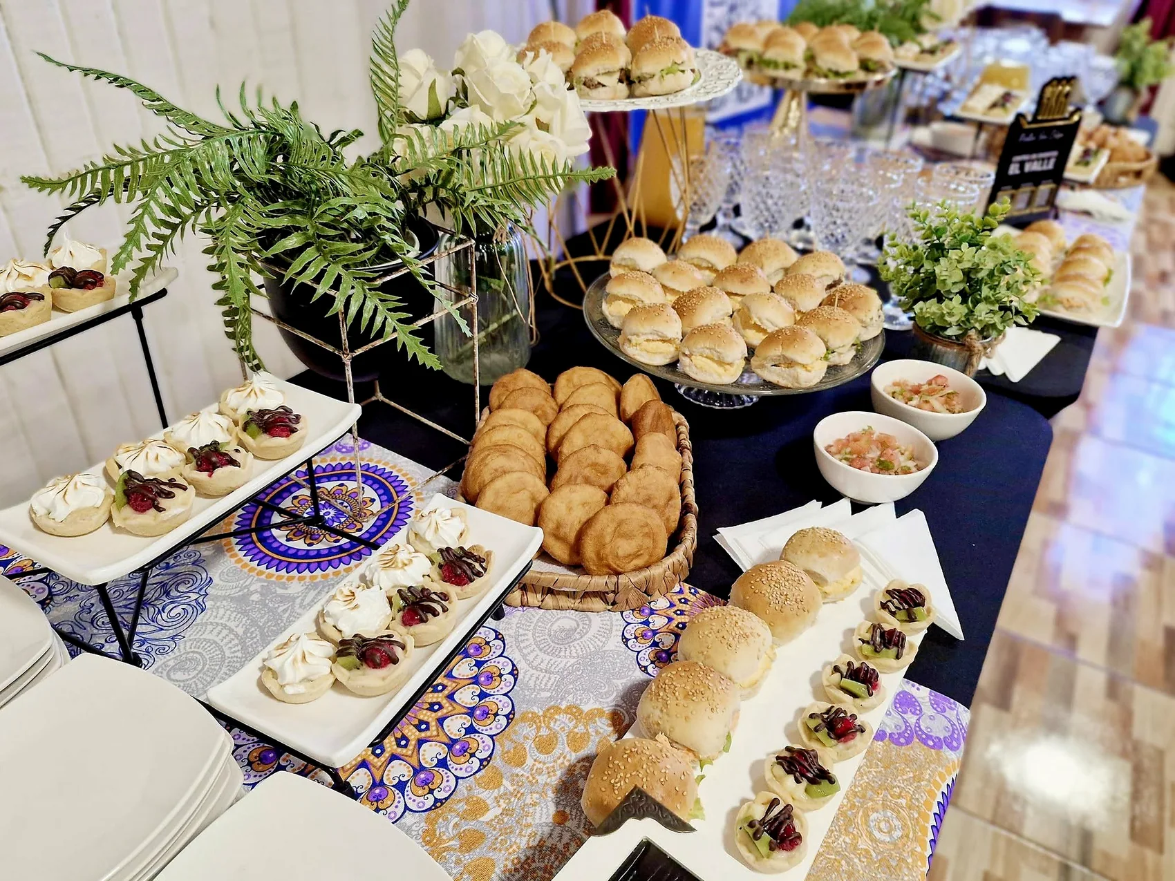 Banquete con bocados y montaje floral