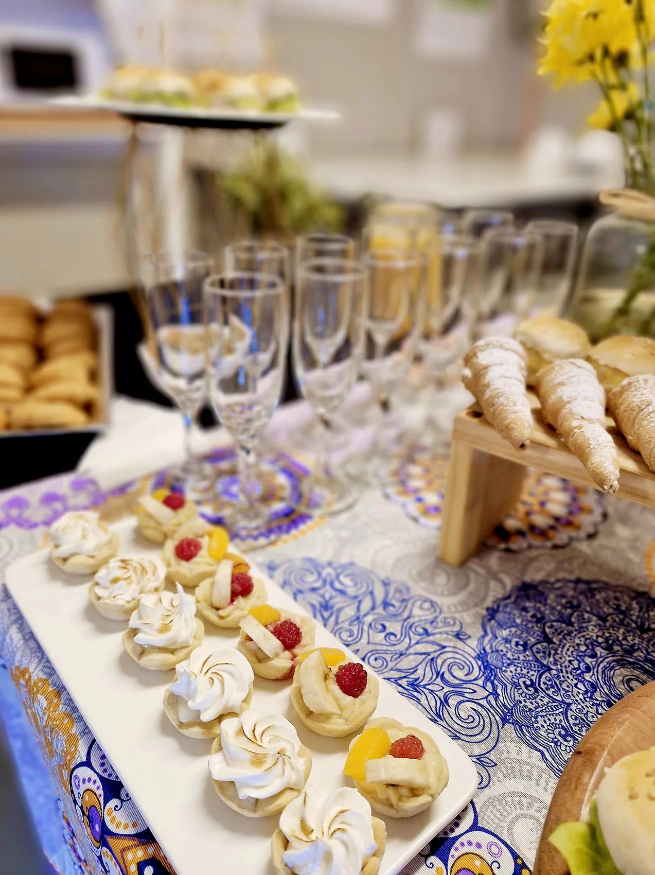Bocados dulces y copas de un coffee break