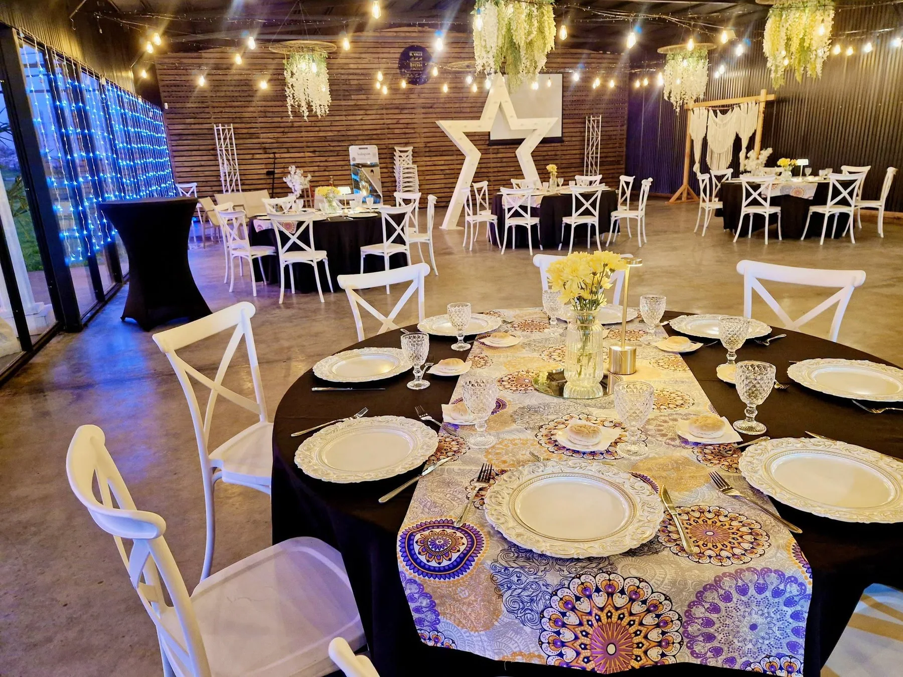 Mesa montada para una celebración privada de Picoteo Sin Culpa