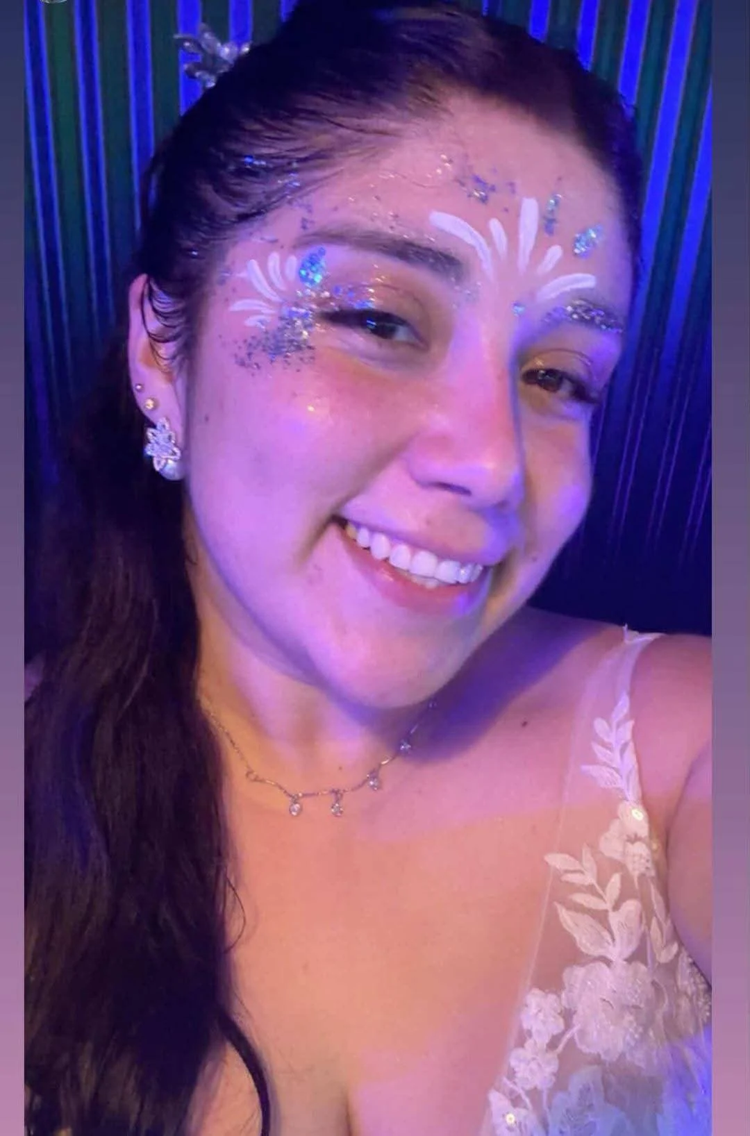 Maquillaje glitter aplicado en una invitada durante una celebración