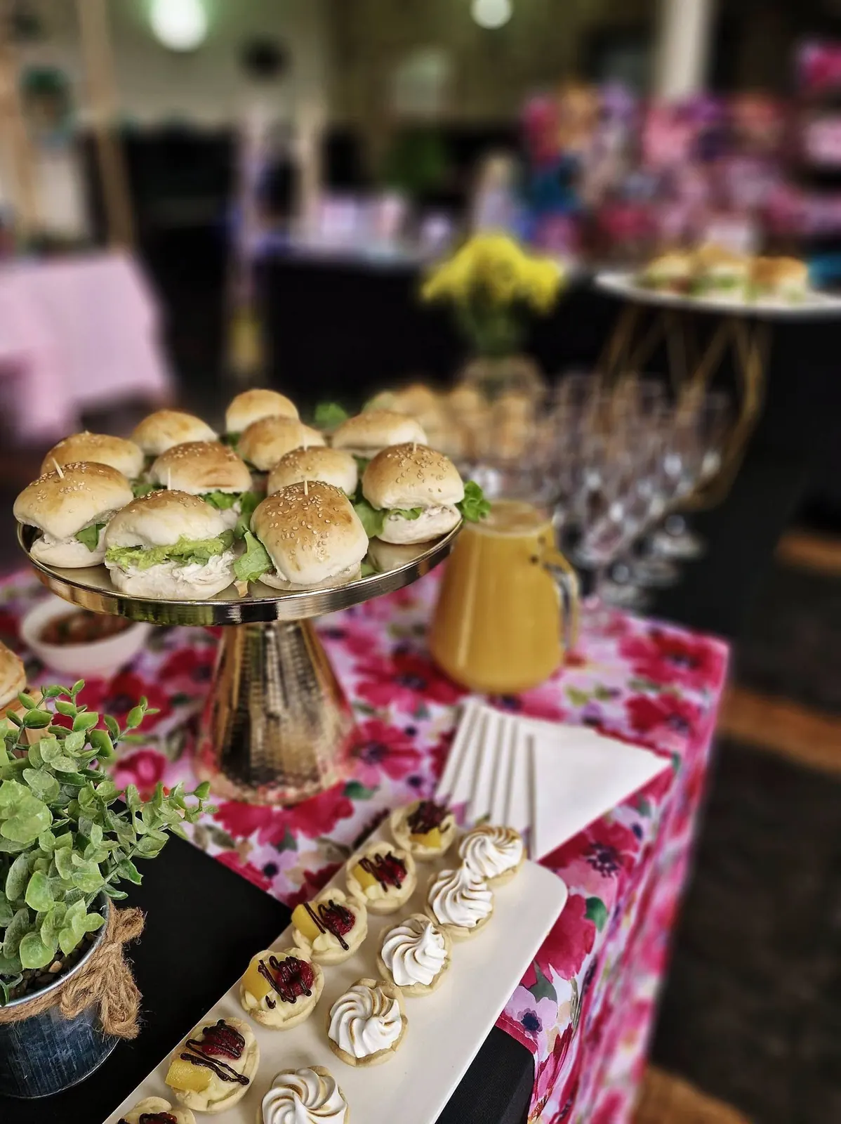 Bocados y mini hamburguesas de un evento