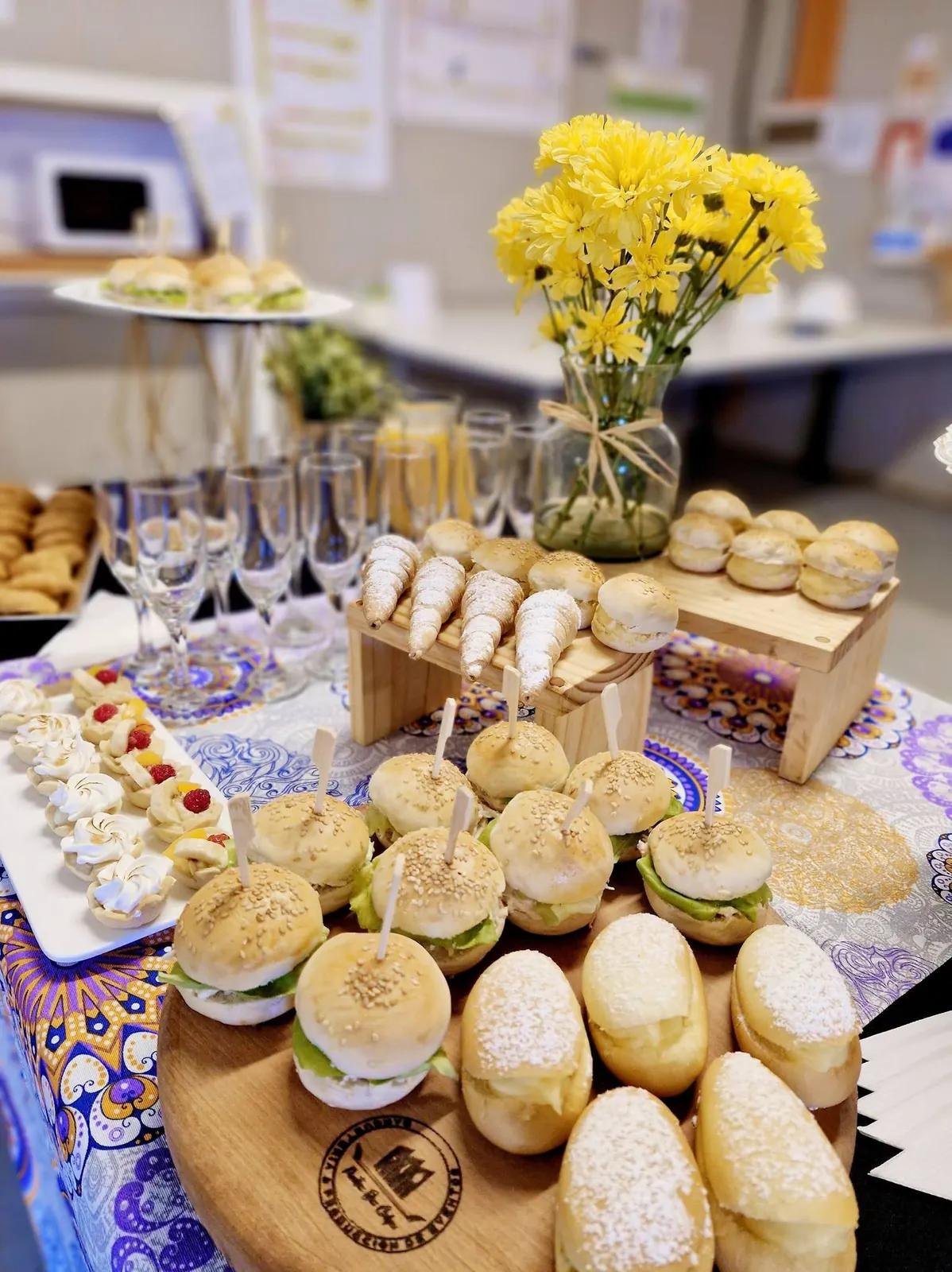 Bocados de banquetería presentados con flores y cristalería