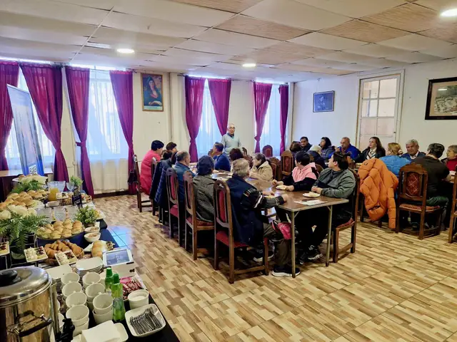 Actividad con asistentes y servicio de coffee break