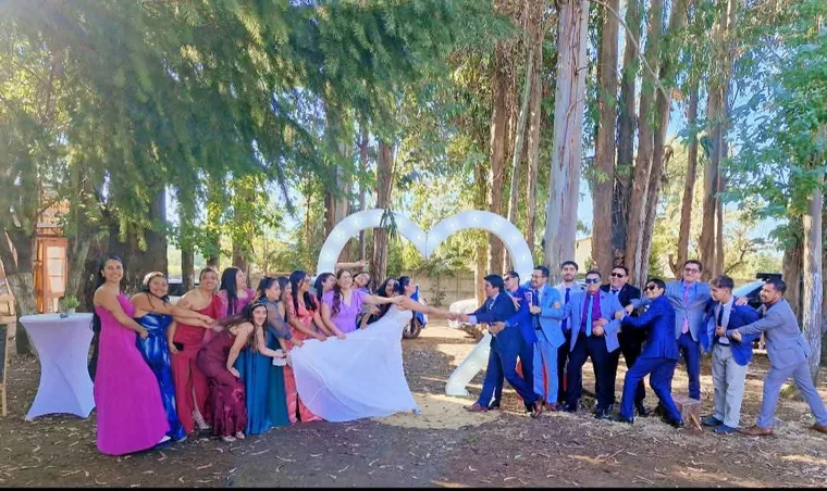 Novios junto a sus invitados en una celebración al aire libre