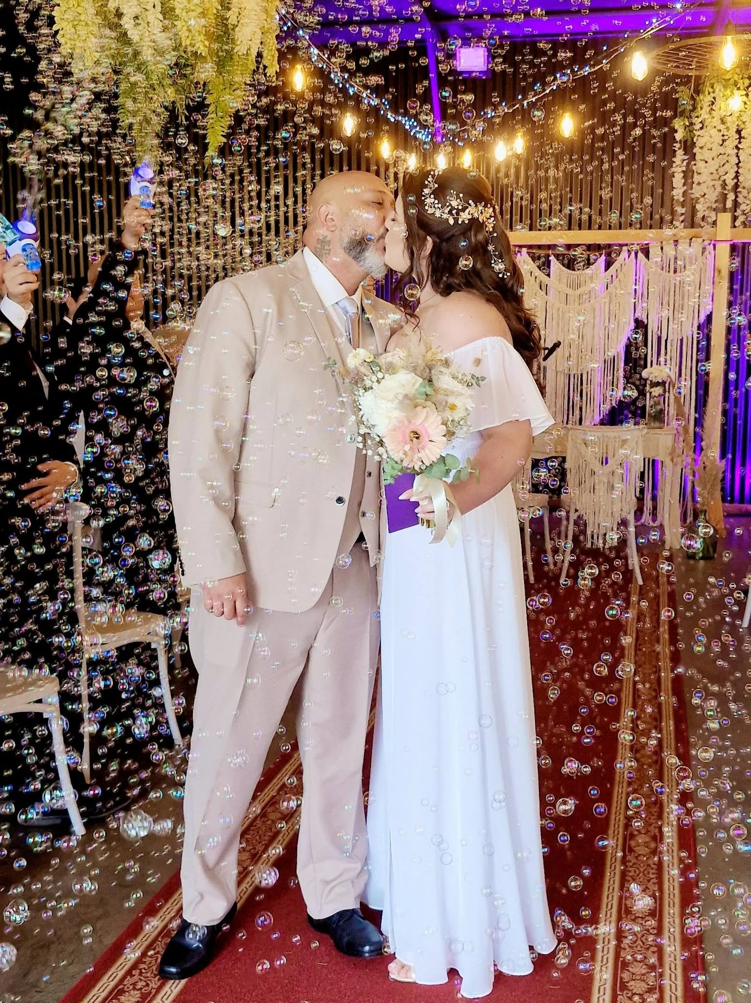 Pareja en su matrimonio durante una celebración